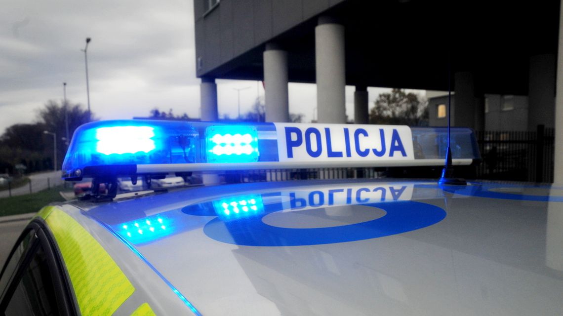Gorlice. 41-latek podejrzany o przemoc domową trafił do aresztu. Grozi mu więzienie kogut policyjnego radiowozu w gorlicach