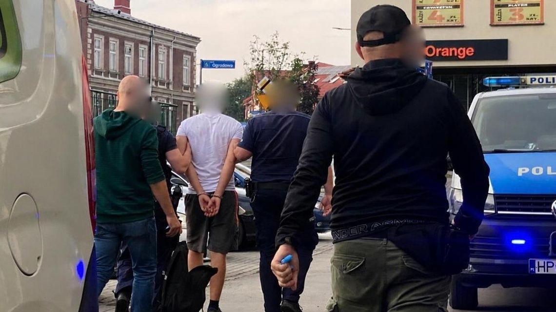 Gorlice. 42-latek zatrzymany po kradzieży w sklepie Mężczyzna prowadzony przez policję do radiowozu