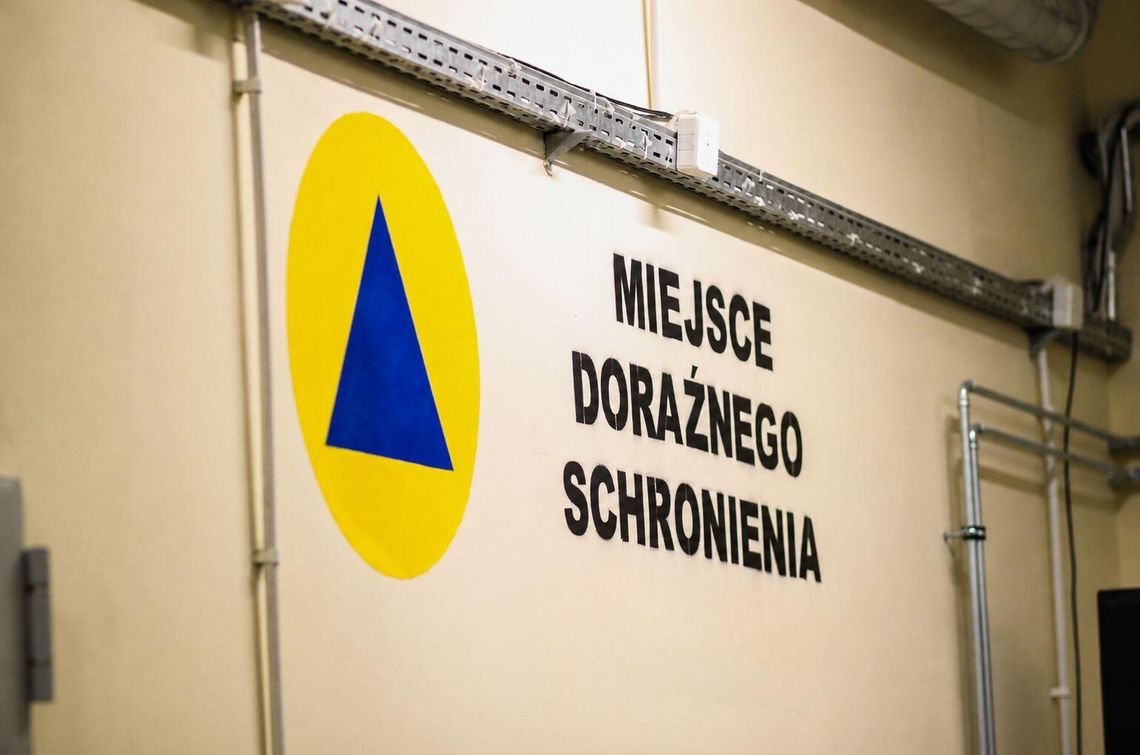 Gorlice bez schronów? Ustawa nakłada nowe obowiązki Zdjęcie przedstawia napis w miejscu doraźnego schronienia