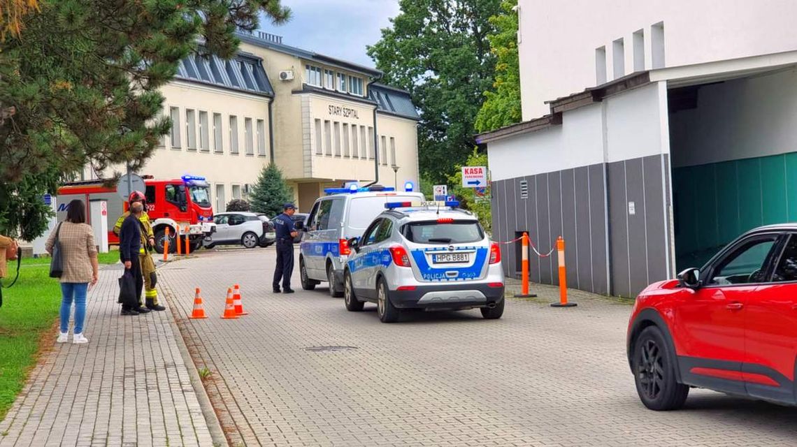 zdjęcie przedstawia strażaków i policjantów przy budynku szpitala w gorlicach