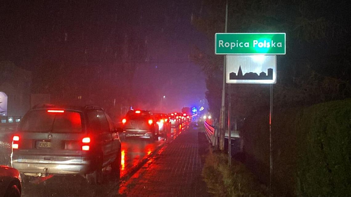 zdjęcie przedstawia samochody stojące na ulicy w korku w nocy