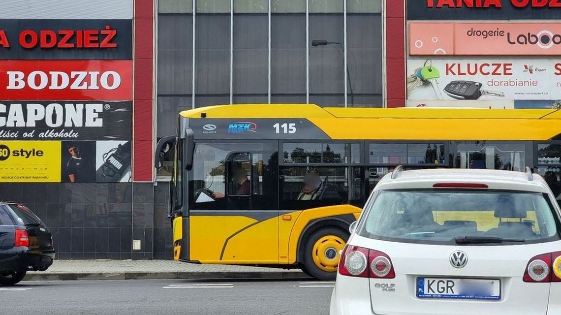 zdjęcie przedstawia żółty autobus jadący po ulicy w Gorlicach