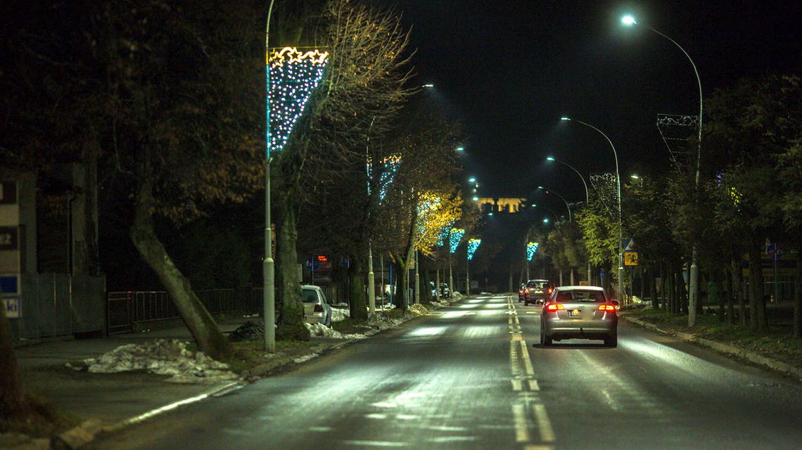 zdjęcie przedstawia ulicę Biecką w Gorlicach w nocy