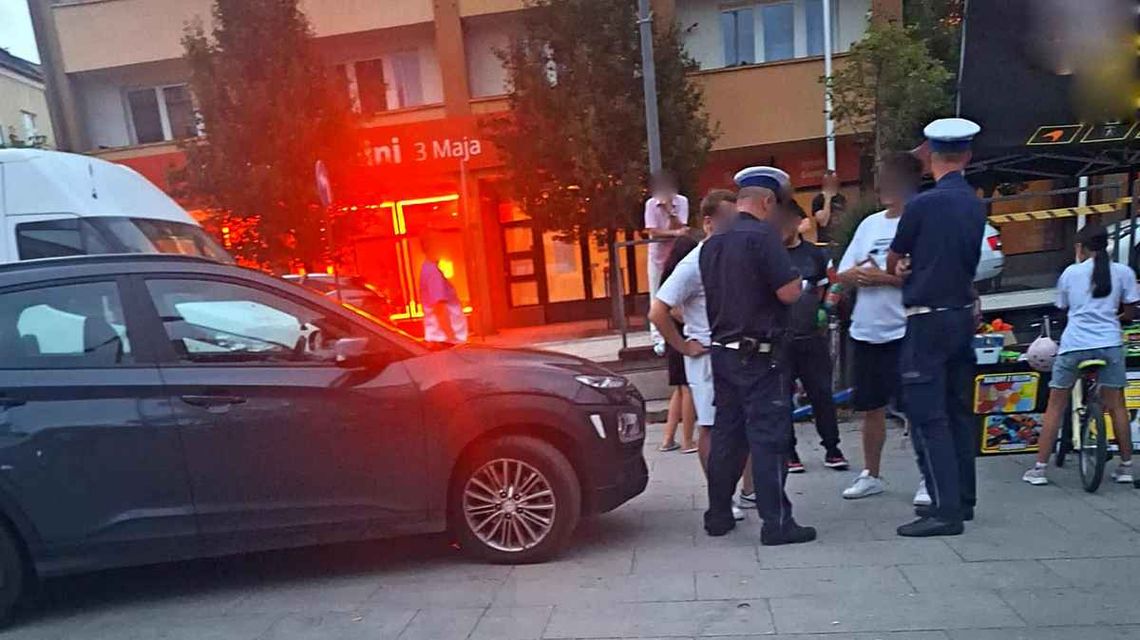 zdjęcie przedstawia policjantów koło samochodu na rynku w gorlicach