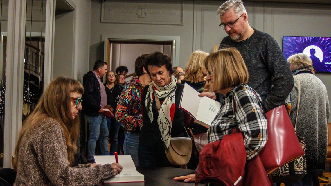 zdjęcie przedstawia kobietę i mężczyznę na scenie