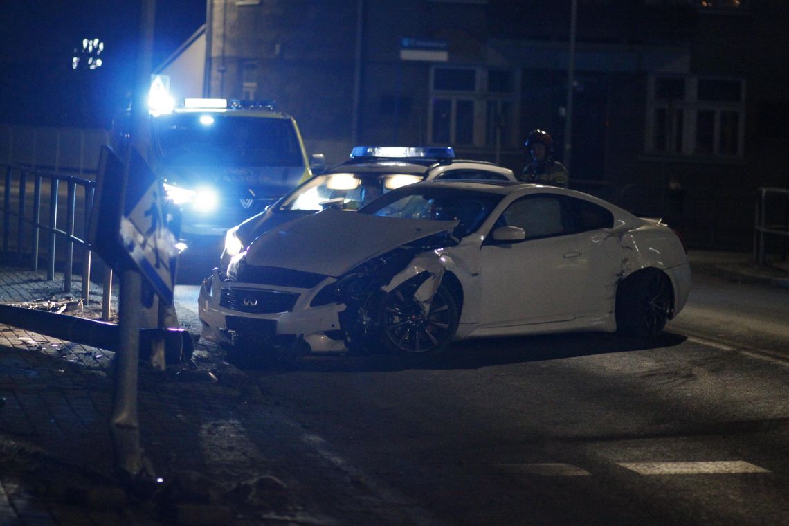 zdjęcie przedstawia rozbite auto na legionów
