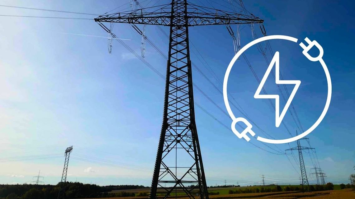 słupy energetyczne i grafika pokazująca napięcie elektryczne i kabel z wtyczką