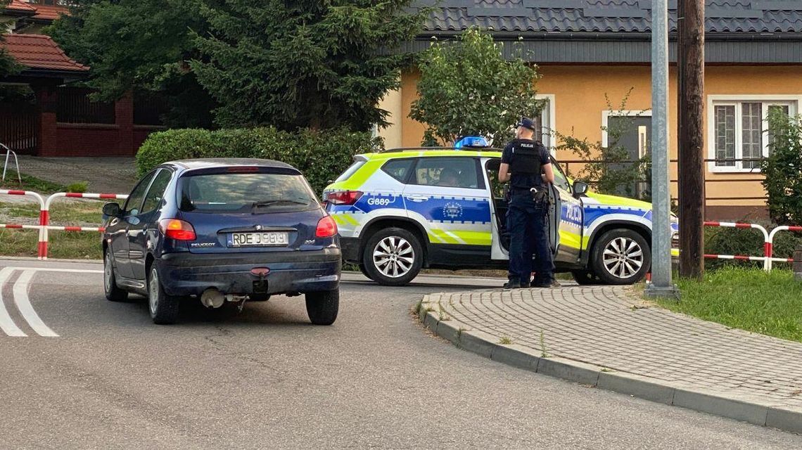 Zdjęcie przedstawia samochód osobowy na drodze