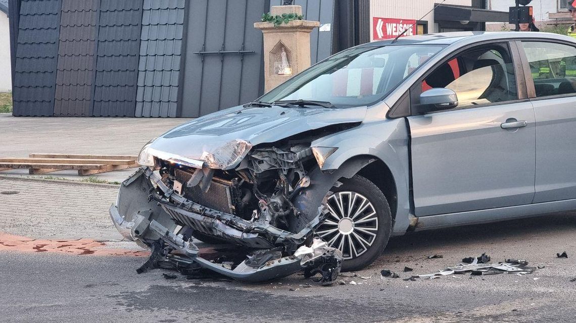 zdjęcie przedstawia uszkodzony pojazd po kolizji