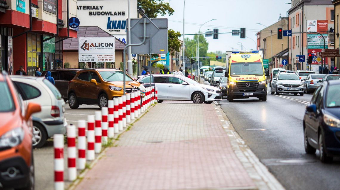 zdjęcie przedstawia samochód i policjata oraz karetkę ZRM na ulicy Kościuszki w Gorlicach