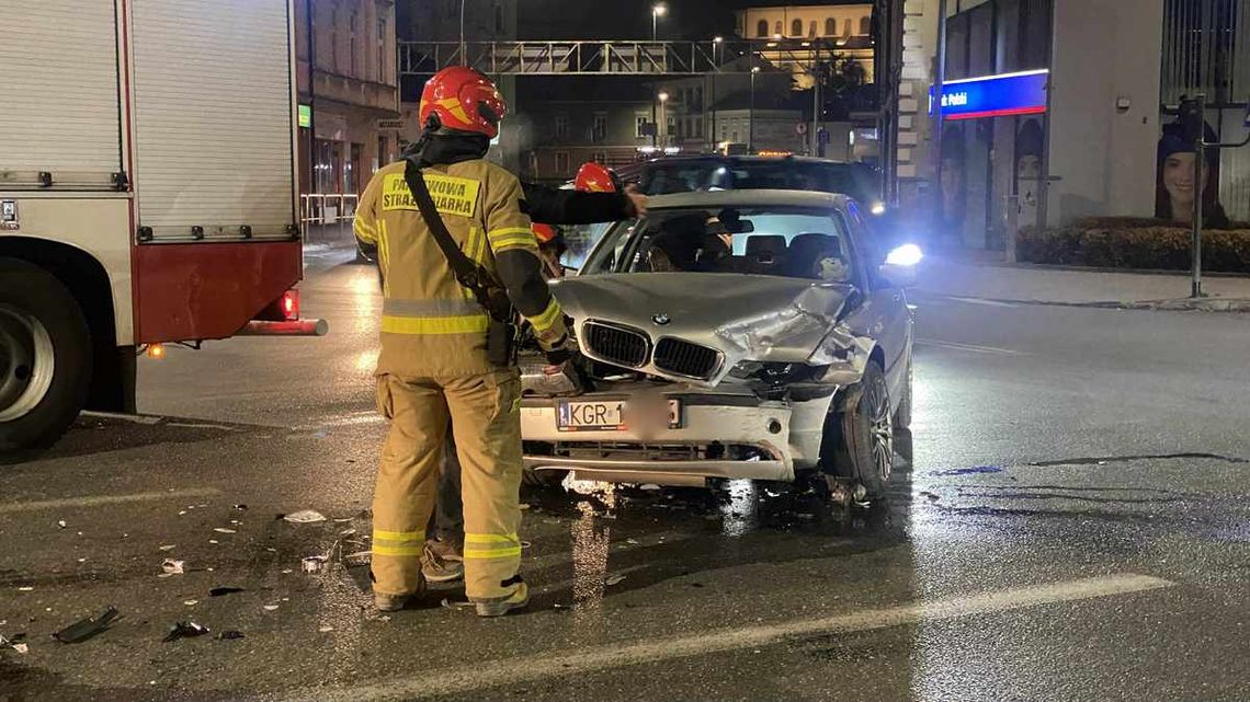 zdjęcie przedstawia rozbity samochód