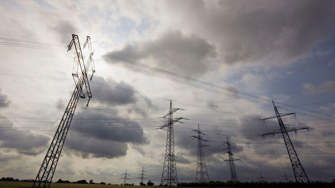 zdjęcie przedstawia słupy energetyczne