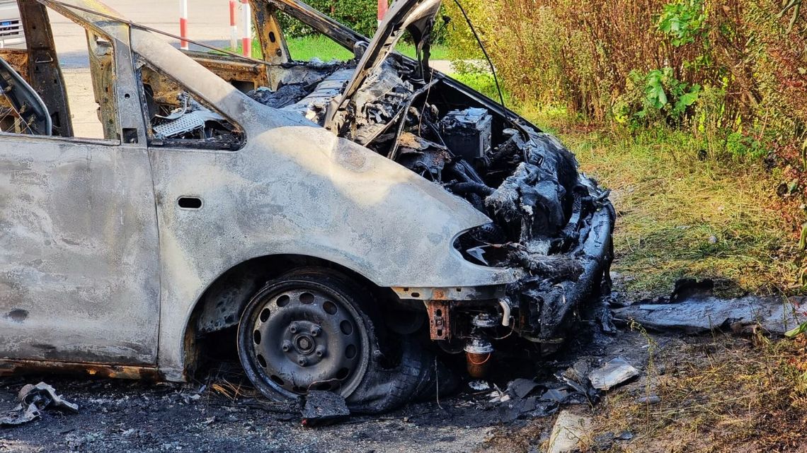 Gorlice. Na parkingu na Zawodziu spaleniu uległy dwa samochody [FOTO/AKTUALIZACJA]