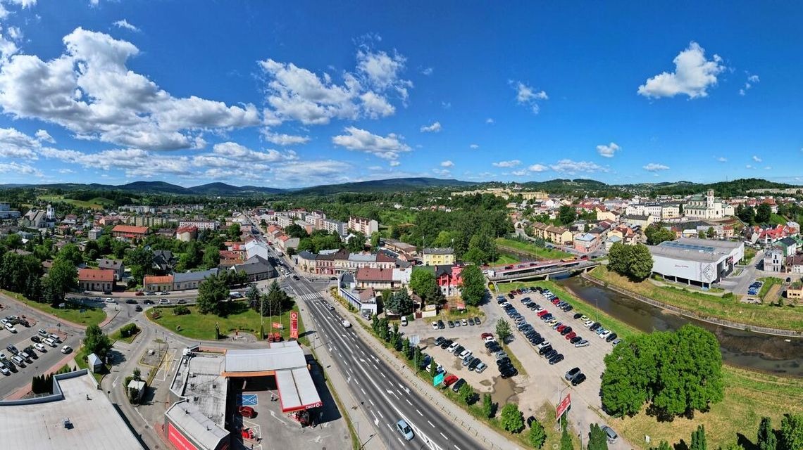 zdjęcie przedstawia ulice i domy w mieście, widok z góry