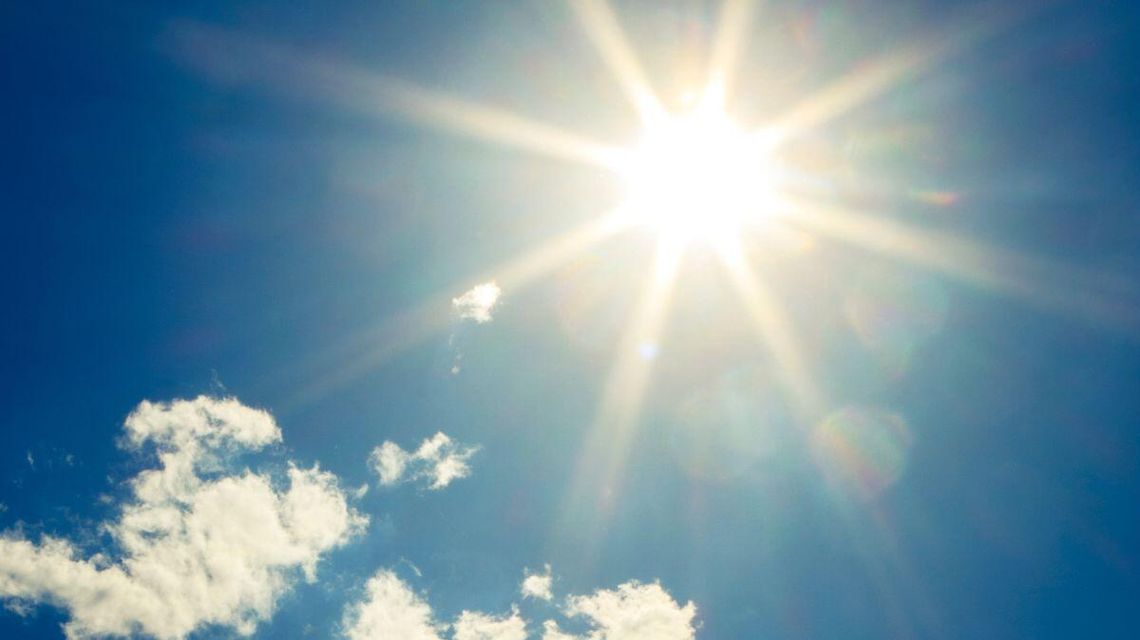 zdjęcie przedstawia niebo na którym jest pełne słońce