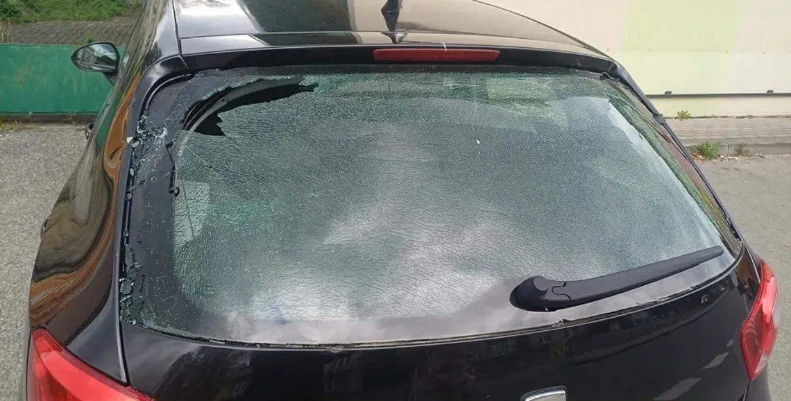 Gorlice. Nieznany sprawca wybił szybę w samochodzie, poszukiwani świadkowie