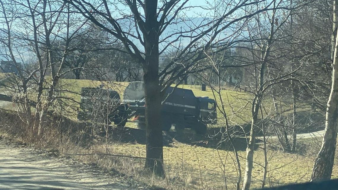 Gorlice. Patrol saperski zabrał pocisk z posesji. Neutralizacja w bezpiecznym miejscu [FOTO]
