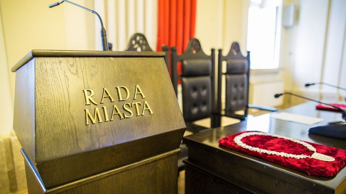 zdjęcie przedstawia pulpit na sali plenarnej urzędu miasta w Gorlicach