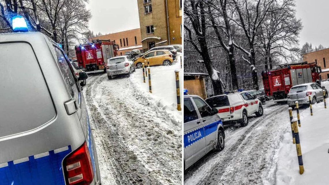 zdjęcie może przedstawiać policyjny radiowóz, wóz straży pożarnej przed budynkiem