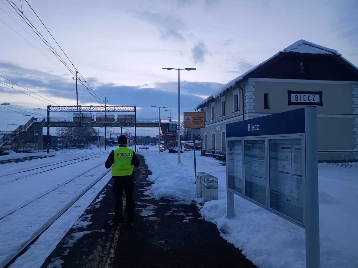 Tory kolejowe w powiecie gorlickim pod szczególnym nadzorem zdjęcie przedstawia policjanta na dworcu kolejowym w Bieczu