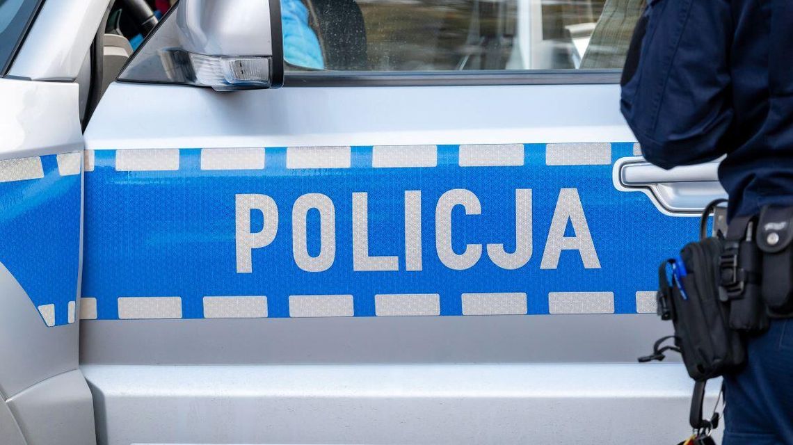 Gorlice. Policyjny pościg ulicami miasta za kierującym hulajnogą. Czemu tak uciekał? zdjęcie przedstawia policyjny radiowów