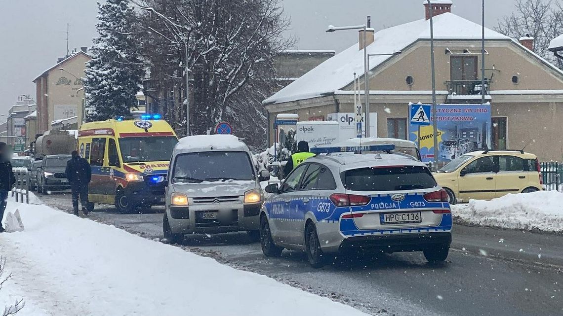 zdjęcie przedstawia policyjny radiowóz i karetkę na ulicy