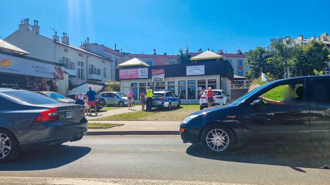 zdjęcie przedstawia samochody na jezdni, w oddali policja