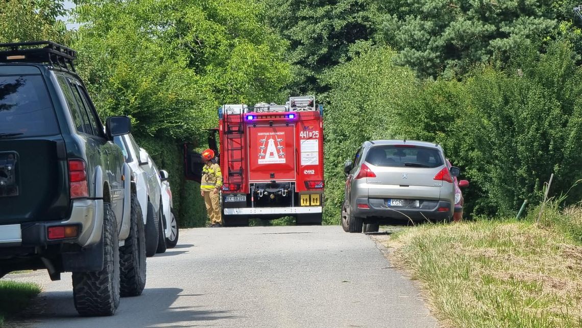zdjęcie przedstawia strażaka przy pojeździe gaśniczym