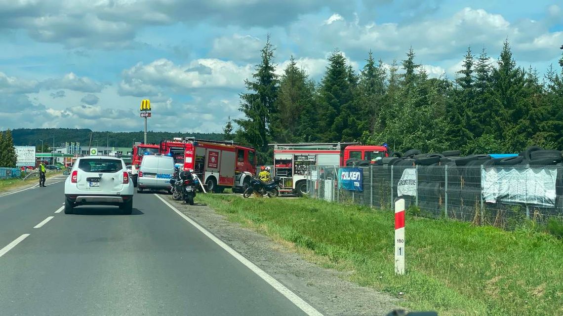 zdjęcie przedstawia samochody straży pożanej na drodze