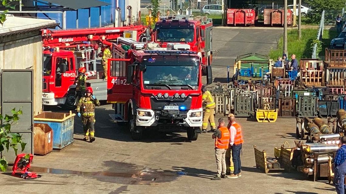 zdjęcie przedstawia strażaków przed halą