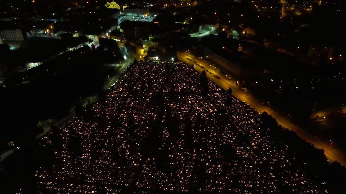 zdjęcie przedstawia cmentarz nocą sfilmowany z drona