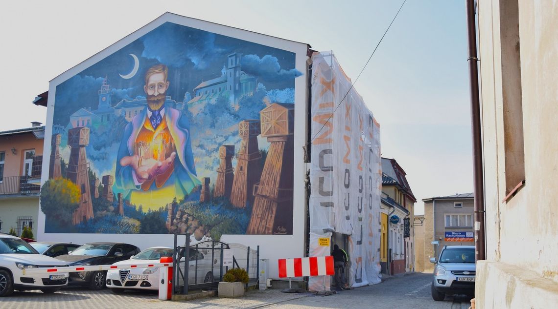 zdjęcie przedstawia budynek z kolorowym muralem na ścianie