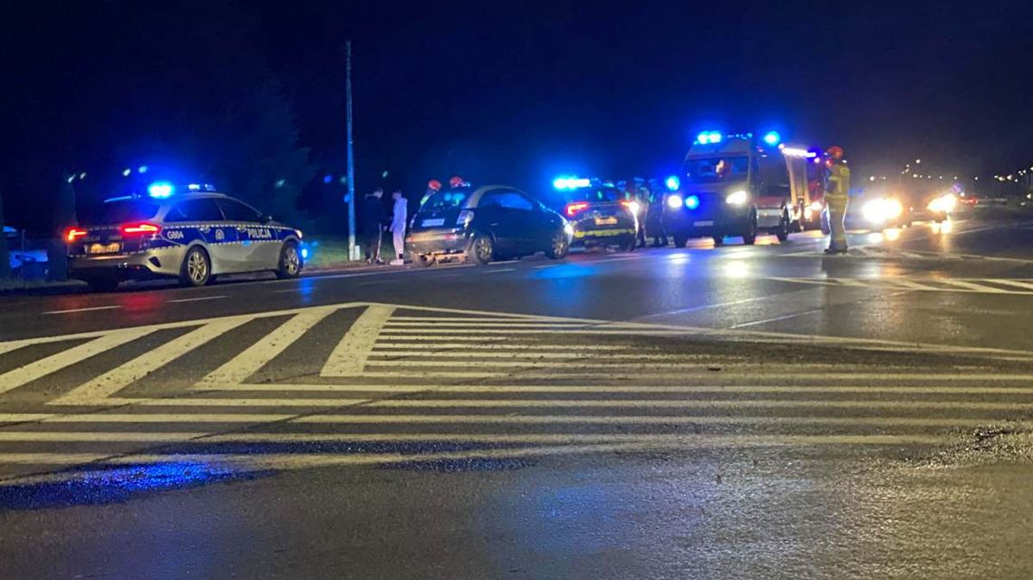 Gorlice. Samochód wpadł do rowu na ul. Bieckiej. Na miejscu służby ratunkowe [FOTO]
