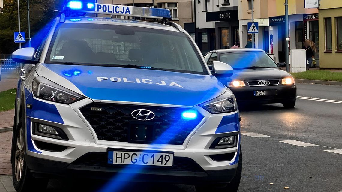 radiowóz policyjny stojący w gorlicach