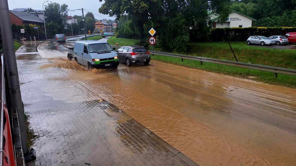zalana ulica i jadące po niej samochody