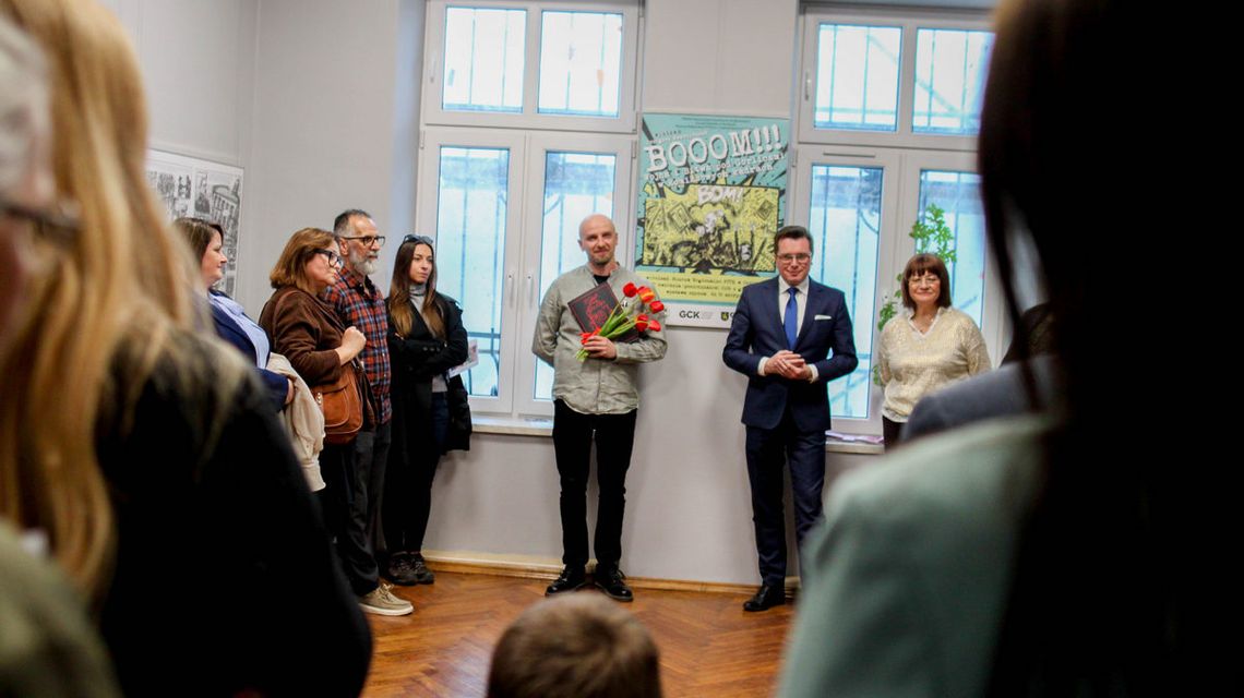 zdjęcie przedstawia grupę ludzi stojących w sali muzeum w Gorlicach