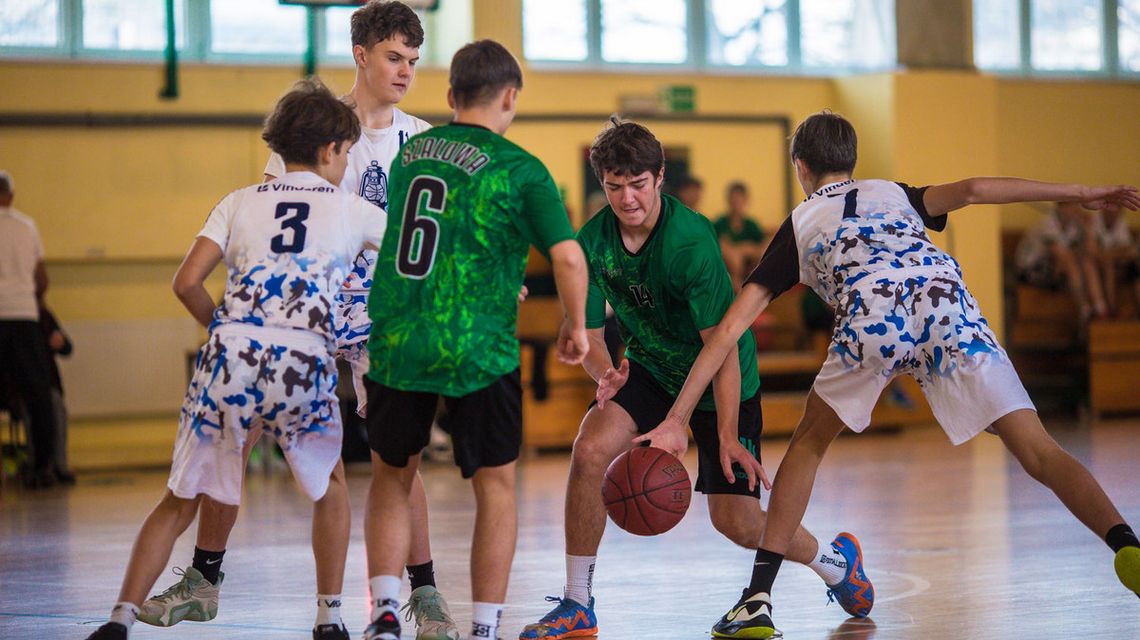 zdjęcie przedstawia koszykarzy na boisku