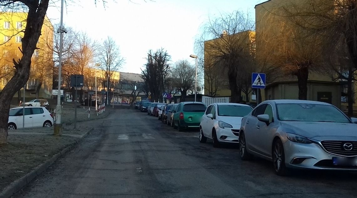 Gorlice, ul. Słoneczna: mieszkańcy nie mają gdzie parkować, zakaz im nie straszny [FOTO]