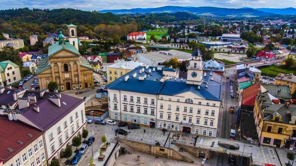Jeśli ktoś pyta, czy w Gorlicach żyje się dobrze? – ten tu chyba nie był Zdjęcie przedstawia Rynek gorlicki z lotu ptaka