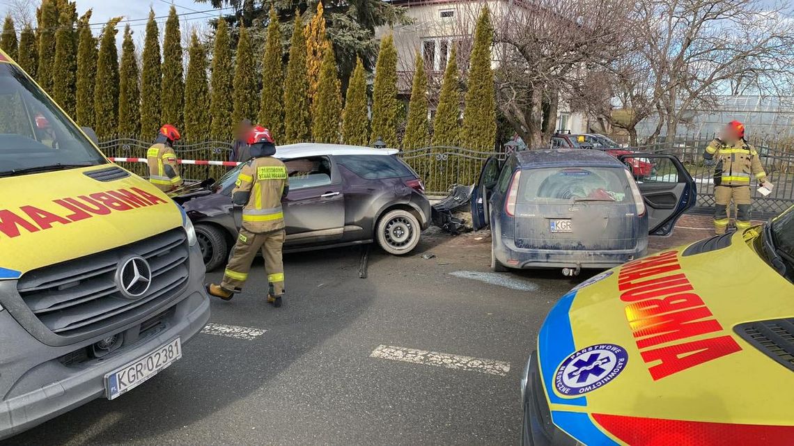 zdjęcie przedstawia karetkę pogotowia, dwa rozbite samochody