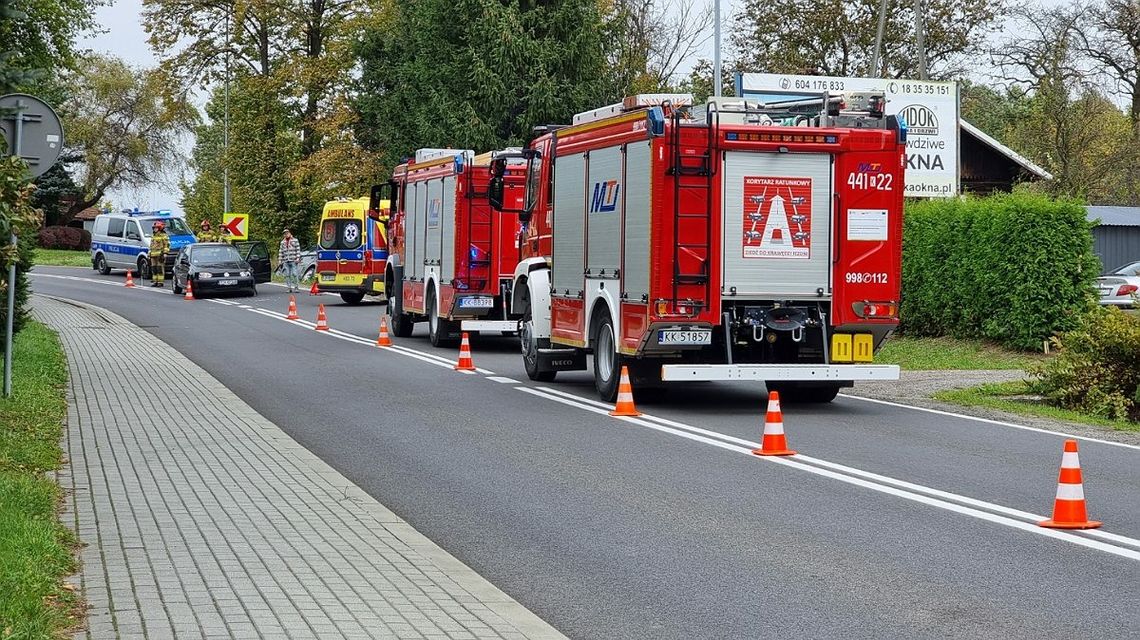 Straże pożarne, karetka i policja stojące na jezdni w Stróżówce w powiecie gorlickim