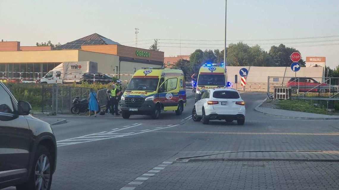 dwie karetki pogotowia i policjantów