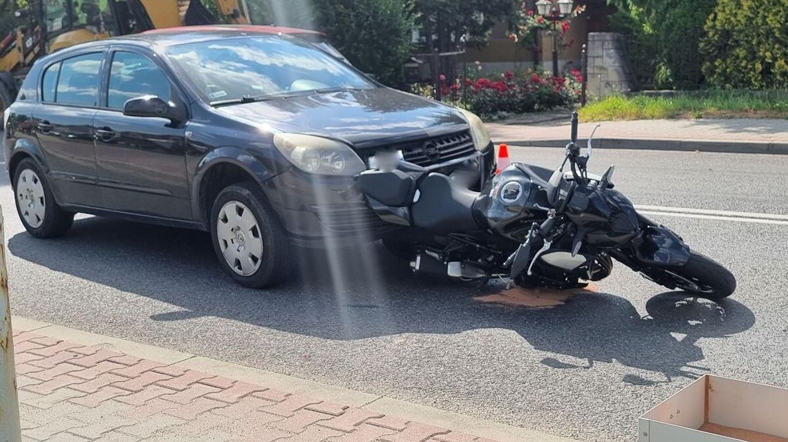 zdjęcie przedstawia samochód który uderzył w skuter