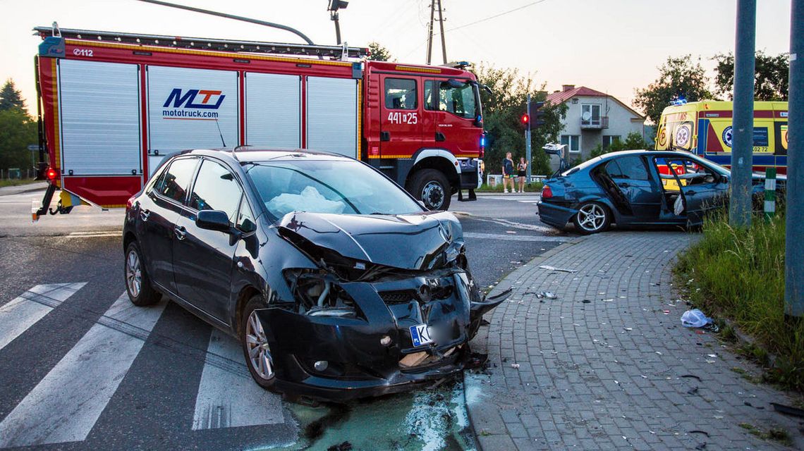 rozbite samochody na skrzyżowaniu ulic w Gorlicach