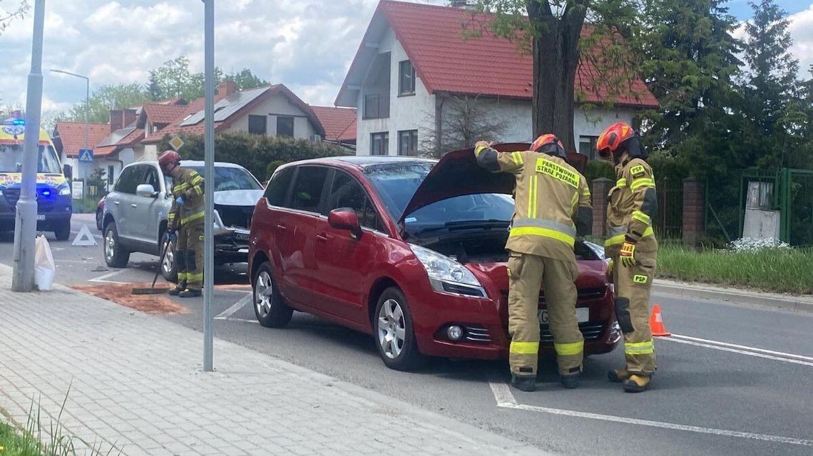 Zdjęcie przedstawia kolizje dwóch pojazdów