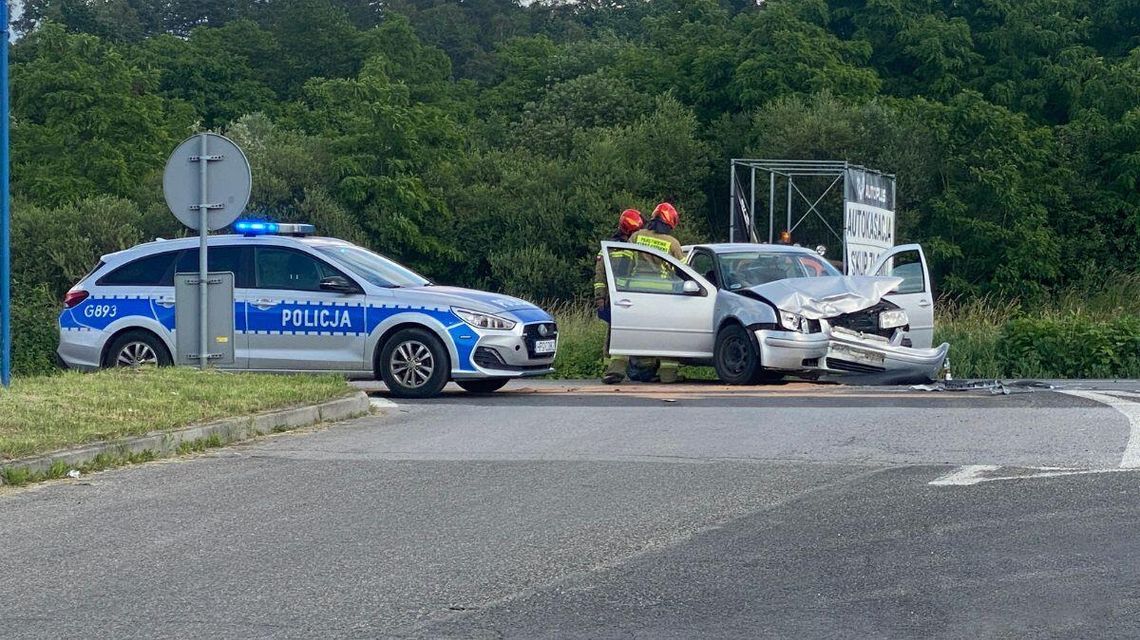 zdjęcie przedstawia rozbity samochód na jezdni i radiowóz