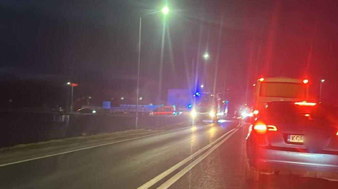 Gorlice. Zderzenie pojazdów na ul. Bieckiej. Na miejscu dwie karetki ZRM zdjęcie przedstawia samochody straży pożarnej