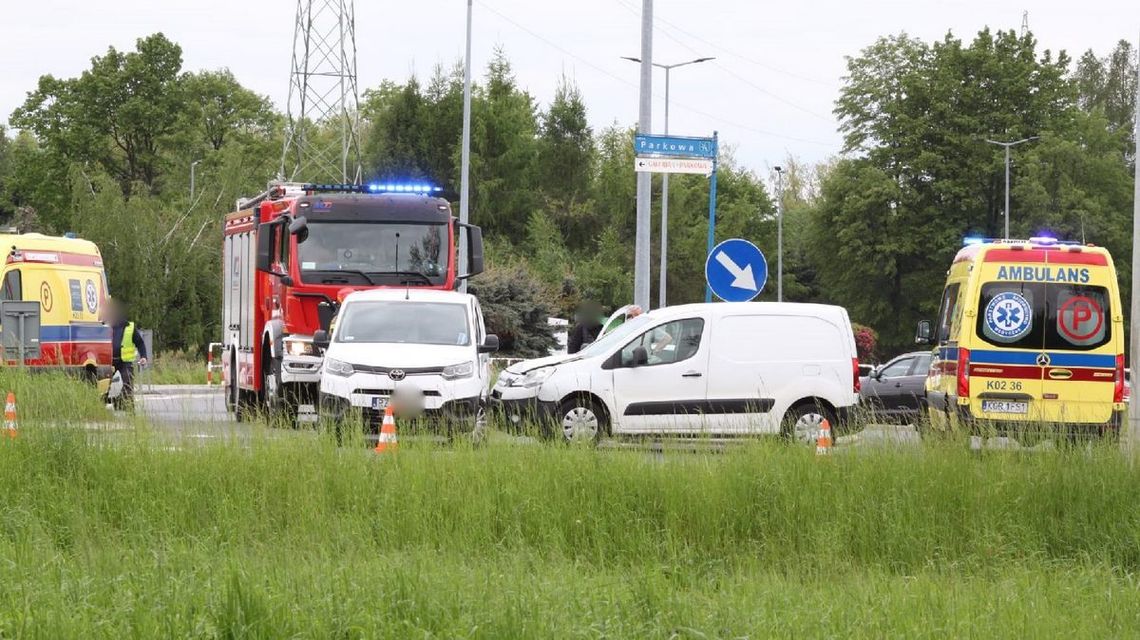 zdjęcie przedstawia uszkodzone pojazdy na środku jezdni w Gorlicach