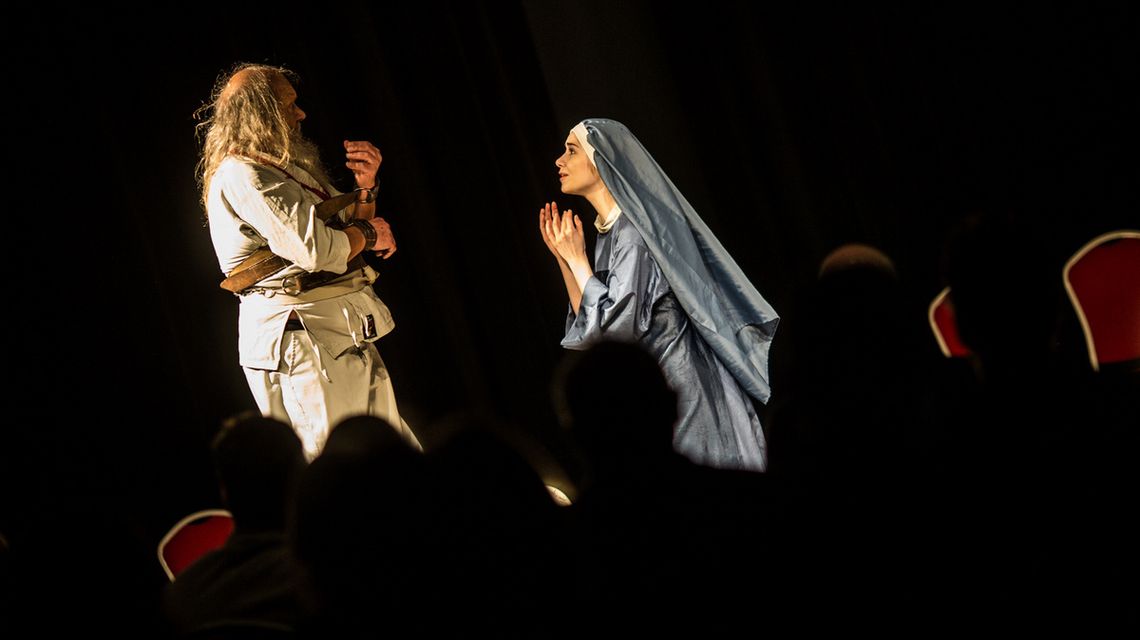 zdjęcie przedstawia zakonnicę i starszego mężczyznę