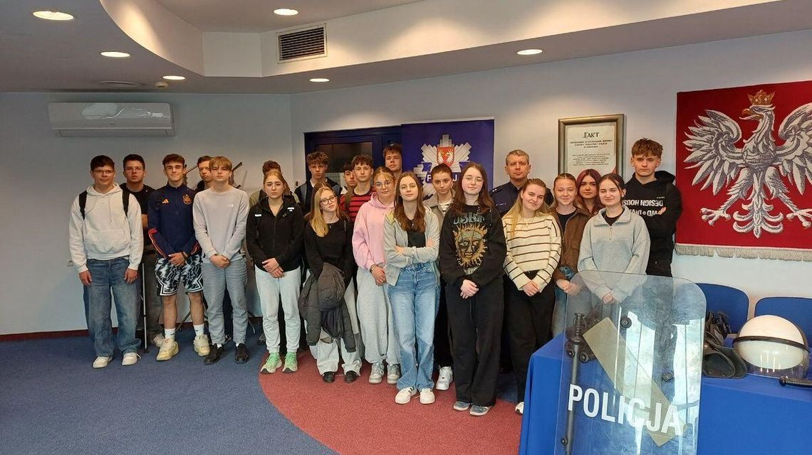 Zdjęcie przedstawia grupę uczniów na komisariacie policji